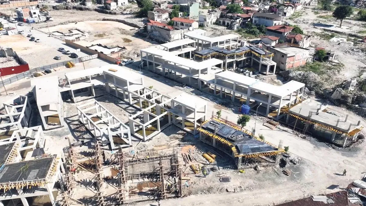 Depremin vurduğu şehirlerin meydanları yenileniyor