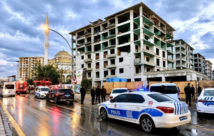 Bayram Öncesi Bir İşçi Eylemi Daha: İnşaatın Çatısına Çıkıp Haklarını Aradılar