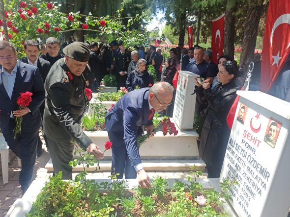 Malatya’da Arife Günü Şehitlikte Duygu Dolu Ziyaret