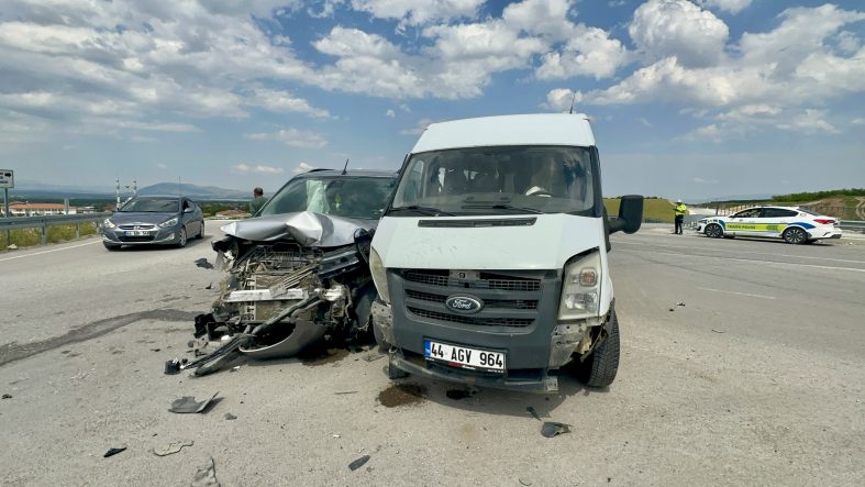 Malatya’da İki Araç Çarpıştı: 8 Yaralı