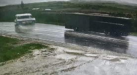 Yağış Kazayı Getirdi: Yolcu Minibüsü Şarampole Devrildi
