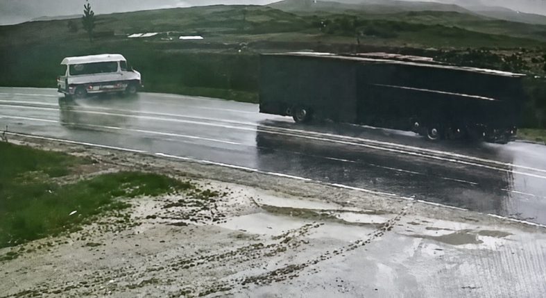 Yağış Kazayı Getirdi: Yolcu Minibüsü Şarampole Devrildi