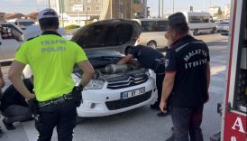 Araca Giren Kedi, İtfaiyenin Çaldığı Kedi Sesiyle Kurtarıldı