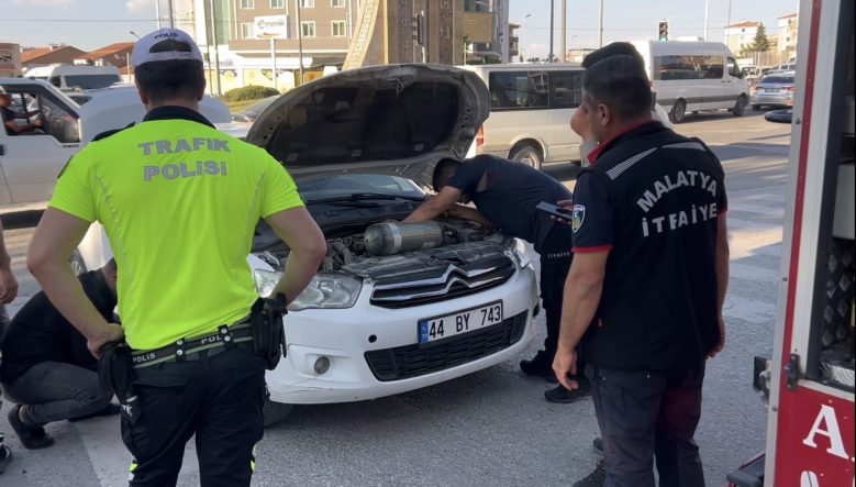 Araca Giren Kedi, İtfaiyenin Çaldığı Kedi Sesiyle Kurtarıldı