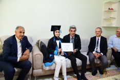 Engelleri Azmiyle Aştı, Mezuniyet Belgesini İl Müdürünün Elinden Aldı