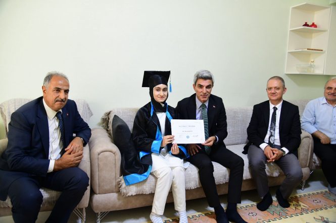 Engelleri Azmiyle Aştı, Mezuniyet Belgesini İl Müdürünün Elinden Aldı