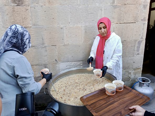 Kadın Esnafların Aşuresi Gönülleri Isıttı
