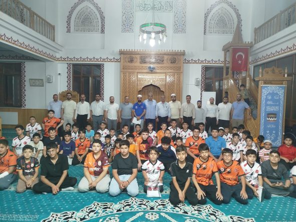 Kur’an Kursu Öğrencilerine Forma Ve Çiğ Köfte İkramı