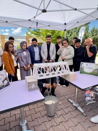 Maket Köprü Yarışmasında Öğrenciler Yeteneklerini Sergiledi