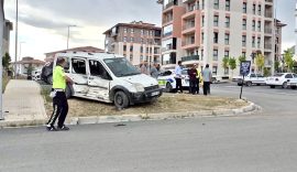 Minibüs ile Hafif Ticari Araç Çarpıştı: 2 Yaralı