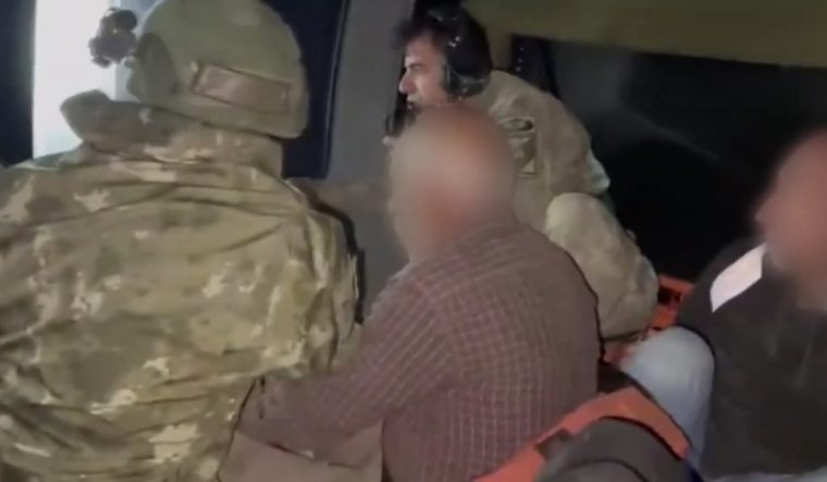 Sarp Arazide Mahsur Kalan Vatandaşlar Askeri Helikopterlerle Kurtarıldı