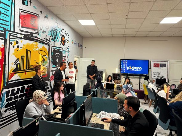 Türk Büro-Sen’den Adalet Adaylarına Ücretsiz Klavye Kursu Desteği