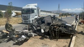 Tıra Arkadan Çarpan Otomobil Hurdaya Döndü: Sürücü Ağır Yaralı