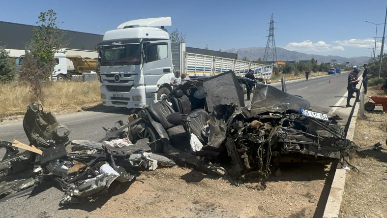 Tıra Arkadan Çarpan Otomobil Hurdaya Döndü: Sürücü Ağır Yaralı