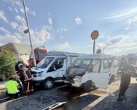 Yakınca’da Minibüs ile Kamyonet Çarpıştı: 6 Kişi Yaralandı