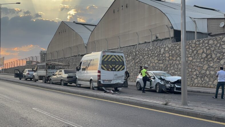 Anayurt Bulvarı’nda Zincirleme Kaza Trafiği Kilitledi