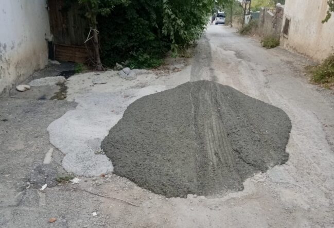 Beton Mikseri Sokağa Harcı Döküp Gitti, Muhtar Ateş Püskürdü