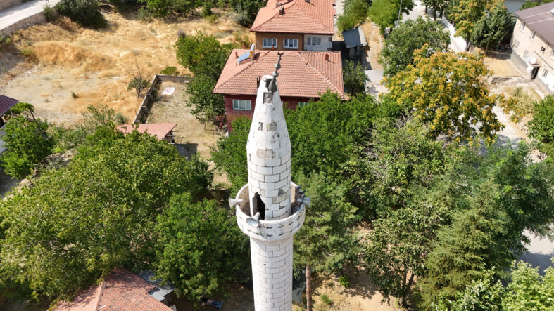 Depremde Hasar Gören Hafız Camii Alemi Tehlike Saçıyor