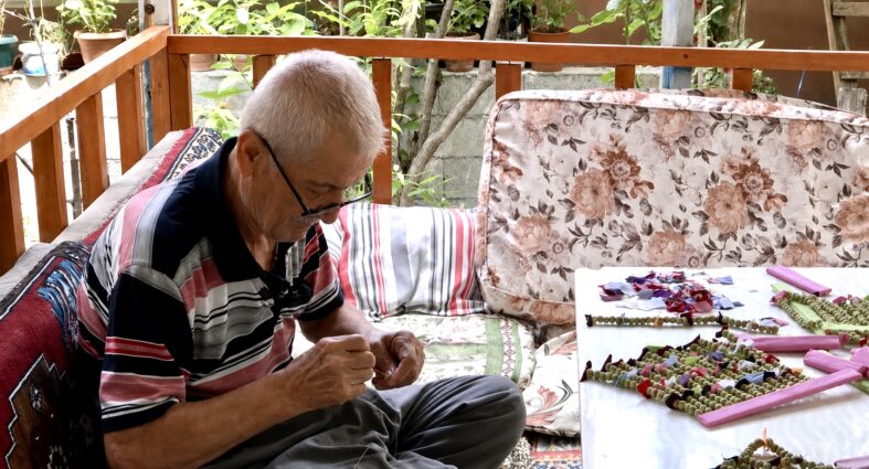 Doğadan Topluyor, Nazarlığa Dönüştürüyor