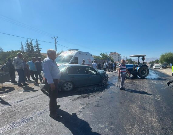 Doğanşehir’de Otomobil Traktöre Çarptı: 3 Yaralı