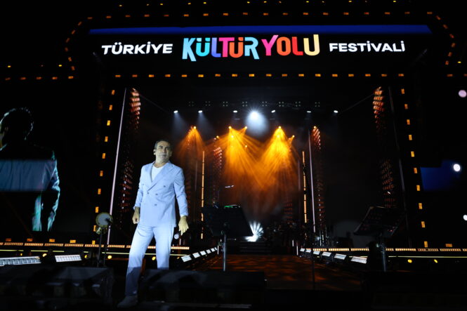 Ferhat Göçer’in Şarkılarıyla Malatya Kültür Yolu Festivali’ne Veda Edildi