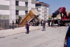 Freni boşalan hafriyat kamyonu TOKİ konutlarına çarptı: Sürücü yaralandı