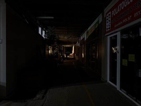 Geçici Ticaret Merkezi Karanlıkta, Esnaf Çözüm Bekliyor