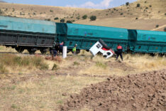 Hemzemin Geçitte Korkutan Çarpışma: Yük Treni Kamyona Çarptı