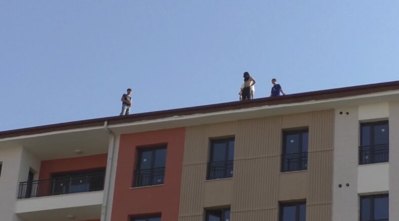 Paralarını Alamayan İşçiler TOKİ Konutlarının Çatısına Çıktı