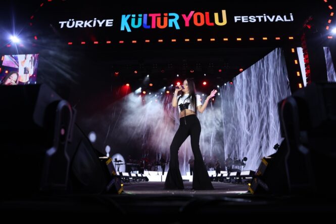 Simge Malatya’da Sevilen Şarkılarıyla Sahne Aldı