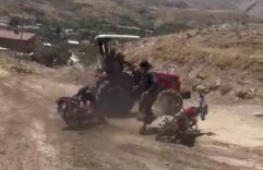 Traktörü Kalabalığın Üzerine Sürdü: Köy Korucusu Ağır Yaralandı