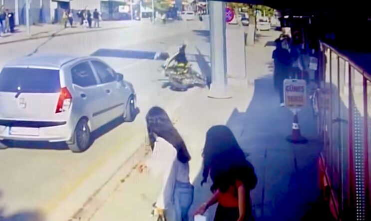 Ani Sağa Dönüş Kazayı Getirdi: Motosikletli Elektrik Panosuna Çarptı
