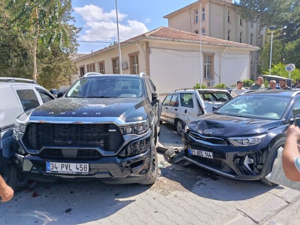 Kontrolden Çıkan Araç Park Halindeki 4 Araca Çarptı