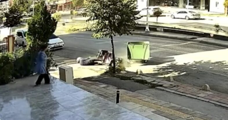 Kontrolden Çıkan Minibüs Motosiklete Çarptı: O Anlar Kamerada