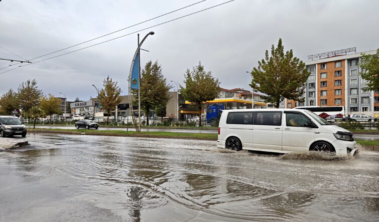 Malatya’da Sağanak Etkili Oldu: Yollarda Su Birikintileri Oluştu