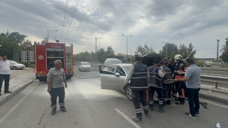 Malatya’da Seyir Halindeki Otomobilde Yangın Paniği
