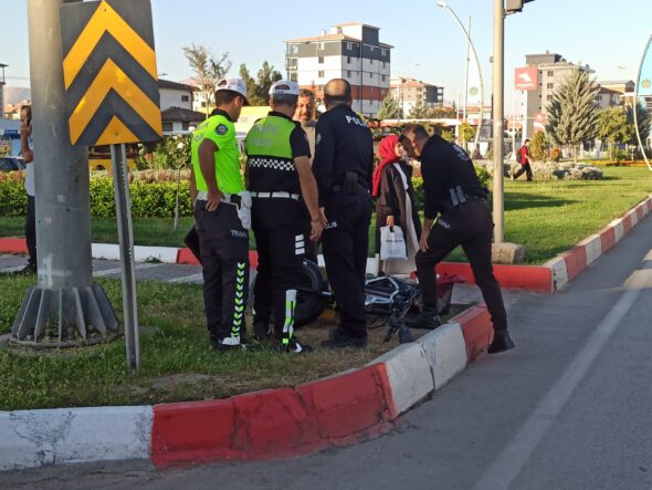 Otomobilin Çarptığı Elektrikli Bisiklet Sürücüsü Ağır Yaralandı