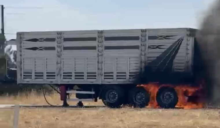 Seyir Halindeki Tırın Dorsesi Alev Aldı