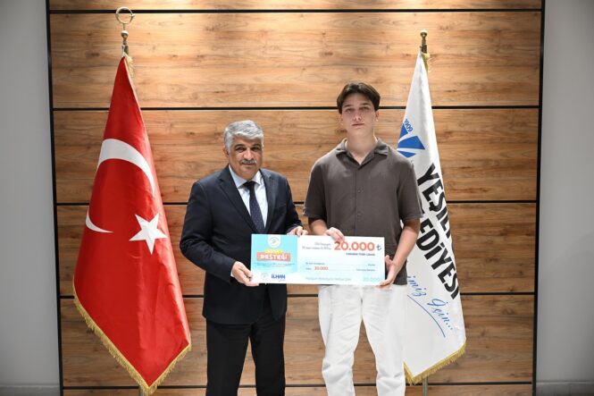 YKS’de Derece Yapan 31 Öğrenciye Başarı Ödülü