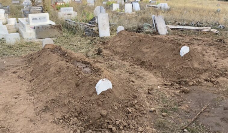 Anne ve Oğlu Yan Yana Toprağa Verildi: Aile İki Acıyı Birden Yaşadı