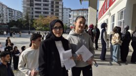 Malatya’da Anne Kız Aynı Okulda KPSS Heyecanı Yaşadı