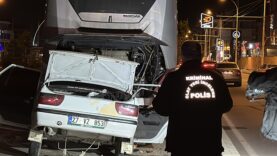 Malatya’da Otomobil Otobüsün Altına Girdi: 1’i Ağır 3 Yaralı