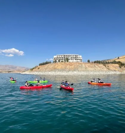 Kale’de gençler Karakaya Barajı’nda kano keyfi yaşadı