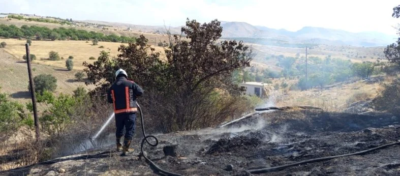 Malatya’da iki ayrı bahçe yangınına itfaiye müdahalesi