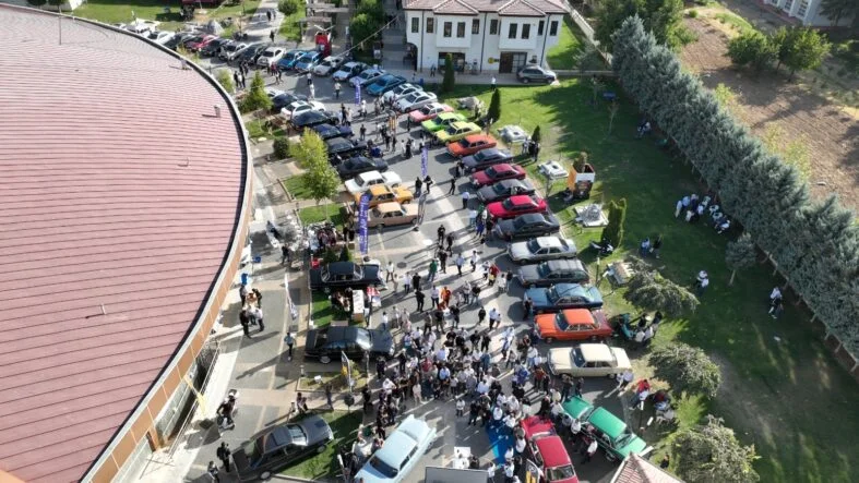 Sanat Sokağı’nda Klasik Mercedes Rüzgarı Esti