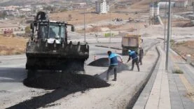 Battalgazi Belediyesi Çamurlu Mahallesi’nde Asfalt Yama Çalışması Yaptı