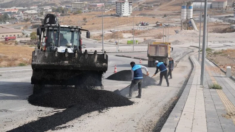 Battalgazi Belediyesi Çamurlu Mahallesi’nde Asfalt Yama Çalışması Yaptı