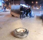 Dilek’te Bozulan Yollar Tepki Çekiyor: Traktörün Tekerleği Yerinden Fırladı