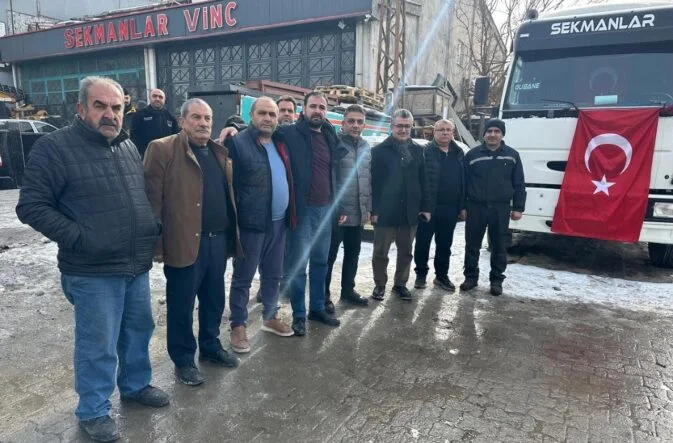 50 Metrelik Vinçle Türk Bayrağı Gökyüzünde Dalgalandı