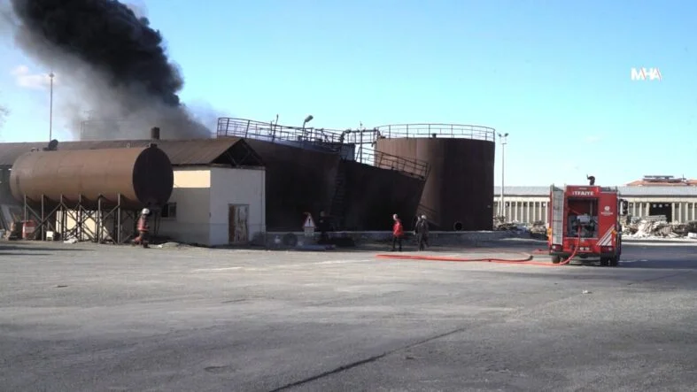 Karayolları Şefliğinde Kazan Sökümü Sırasında Yangın Çıktı